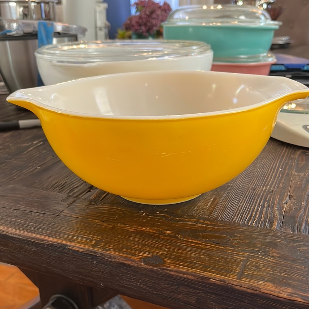 Pyrex yellow mixing bowl